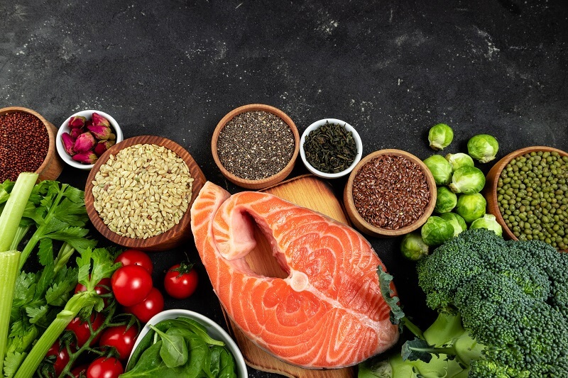 Estes incluem abacate, frutas vermelhas, nozes e sementes.